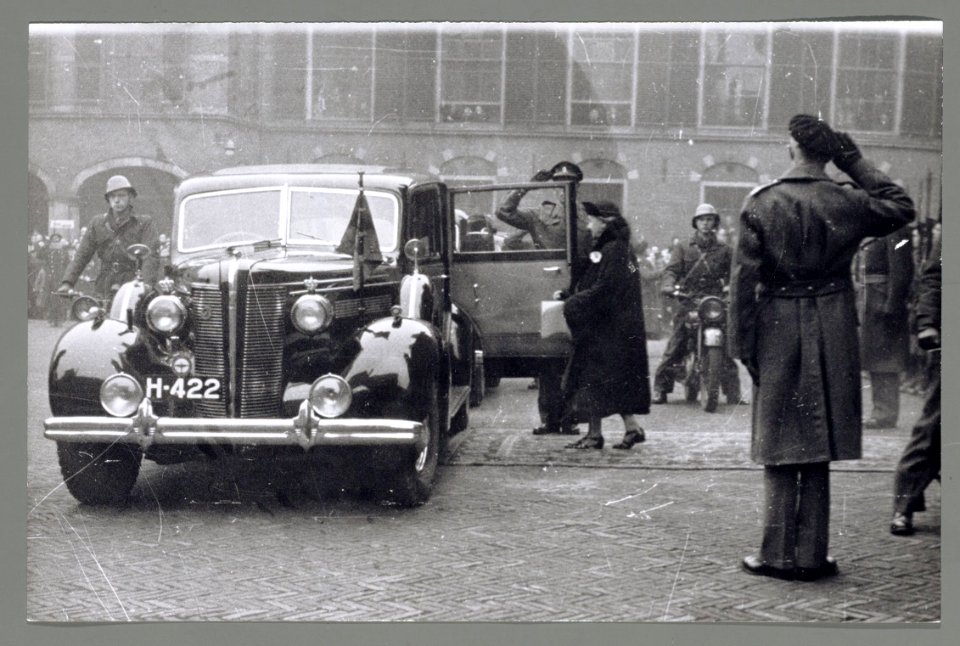 Koningin Wilhelmina stapt in een auto, Bestanddeelnr 012-0197