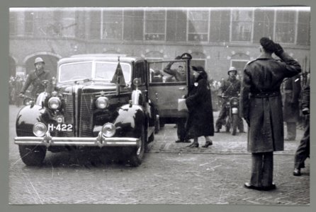 Koningin Wilhelmina stapt in een auto, Bestanddeelnr 012-0197