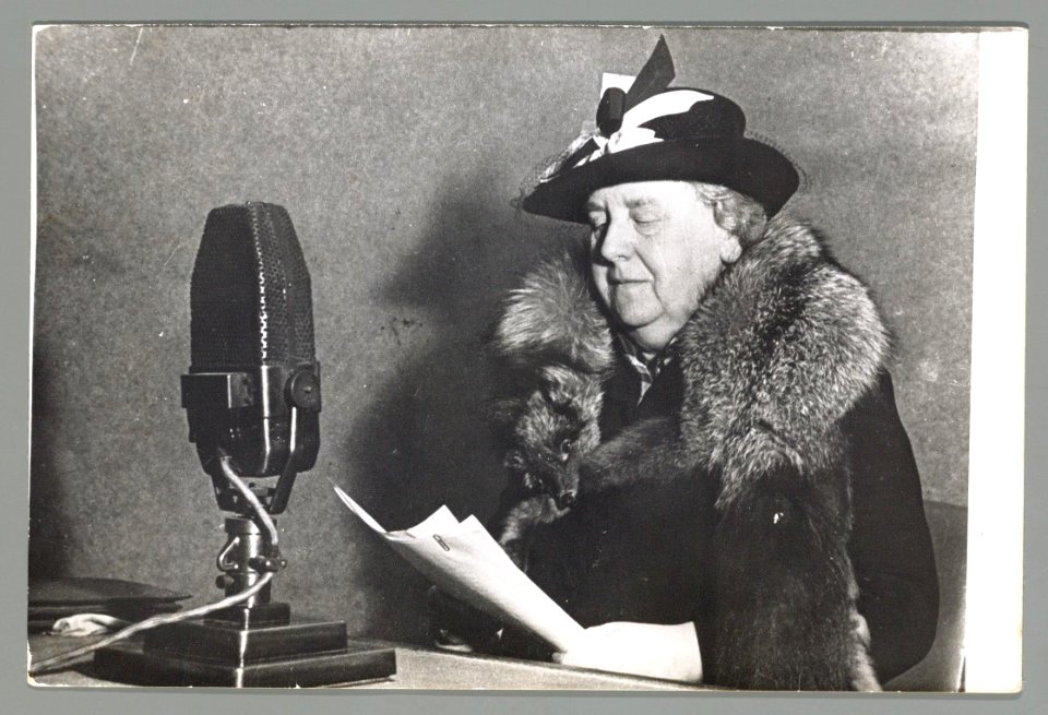 Koningin Wilhelmina tijdens de oorlog 1940-1945 Tijdens een uitzending van Radi, Bestanddeelnr 012-0054