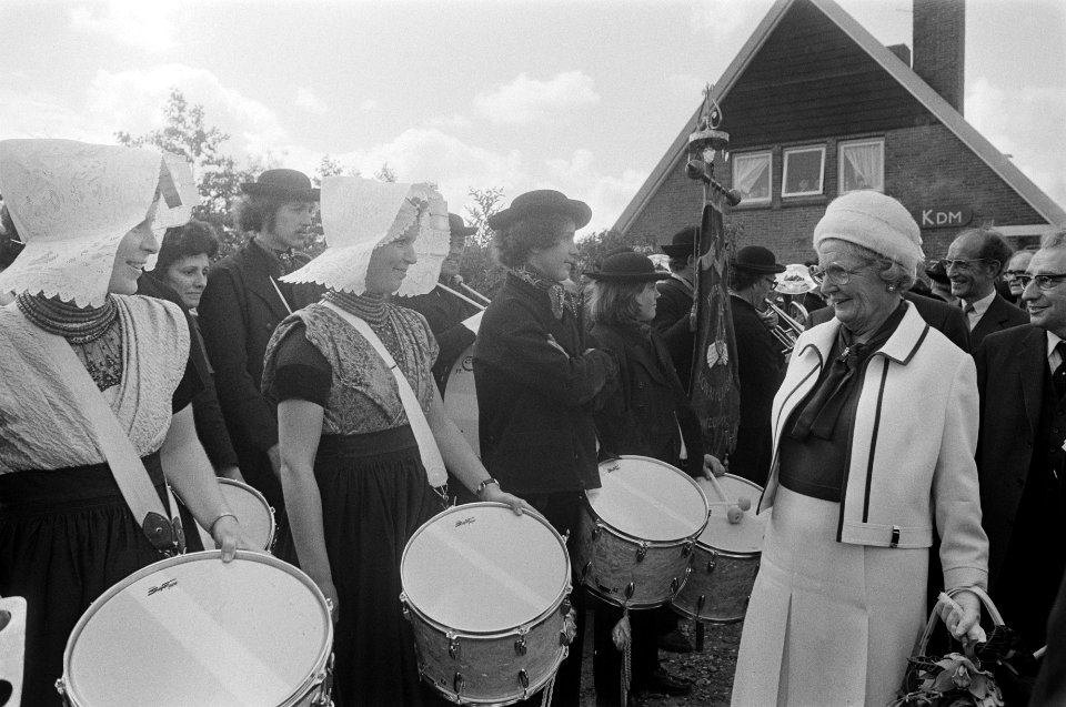 Koningin Juliana bezoekt Zeeland Hier in Kwadendamme (Zuid-Beveland), Bestanddeelnr 927-2521