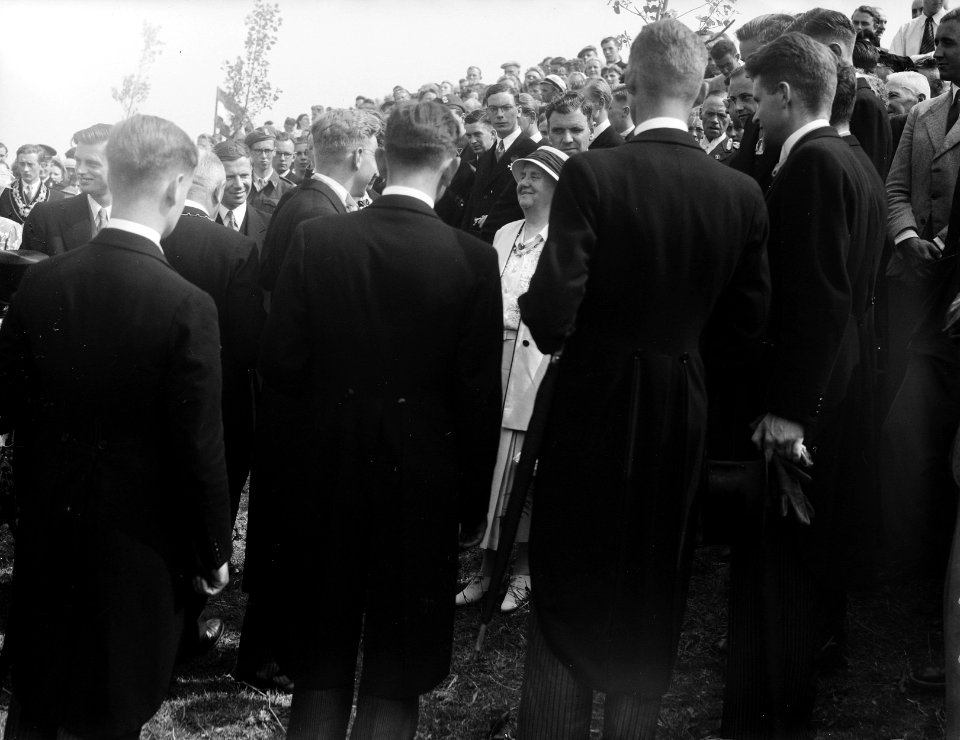 Koningin Wilhelmina in Sluis. In gesprek met studenten, Bestanddeelnr 902-8785
