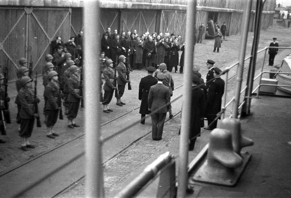 Koningin Wilhelmina inspecteert erewacht, Bestanddeelnr 901-4584