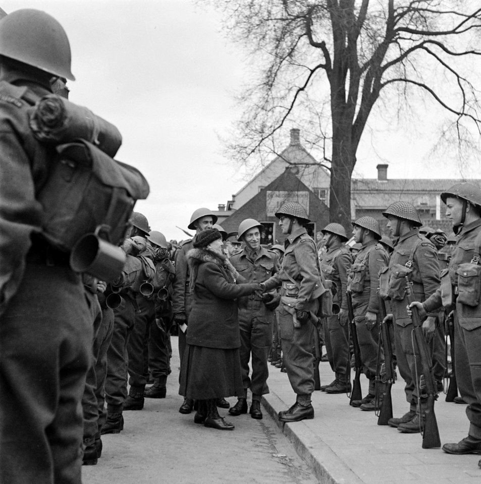 Koningin WIlhelmina tijdens ontmoeting met soldaten van het regiment Stoottroepe, Bestanddeelnr 900-4104