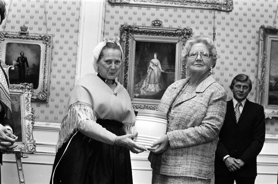 Koningin Juliana ontvangt vaatjes nieuwe haring schippersvrouw A Taal-Bal bied, Bestanddeelnr 929-2328