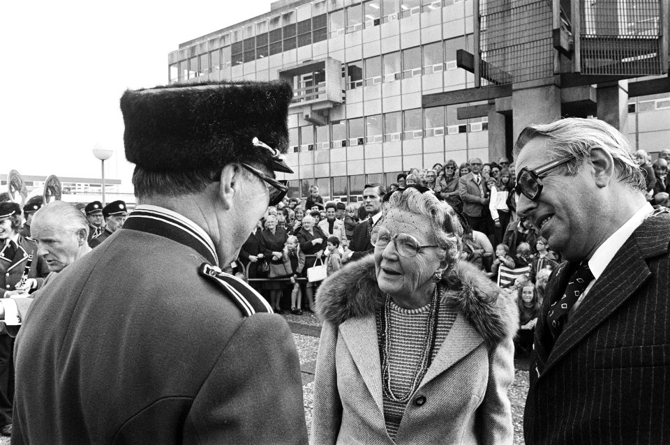 Koningin Juliana bezoekt Veenendaal ontvangst, Bestanddeelnr 928-7982