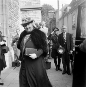 Koningin Wilhelmina komt aan bij de Pieterskerk, Bestanddeelnr 900-7910