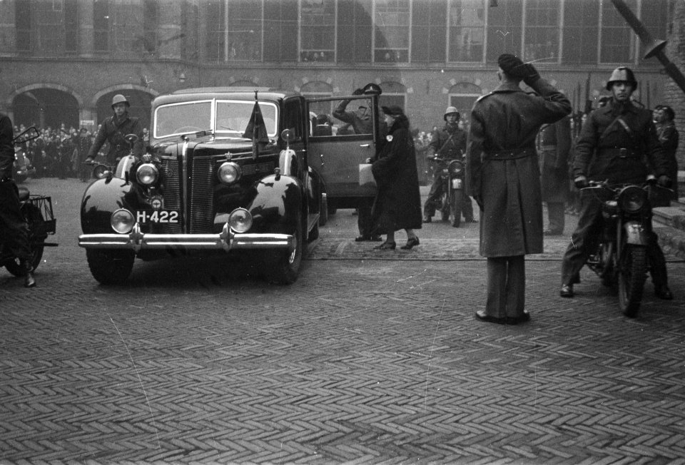 Koningin Wilhelmina verlaat Ridderzaal en stapt in auto, Bestanddeelnr 901-0974