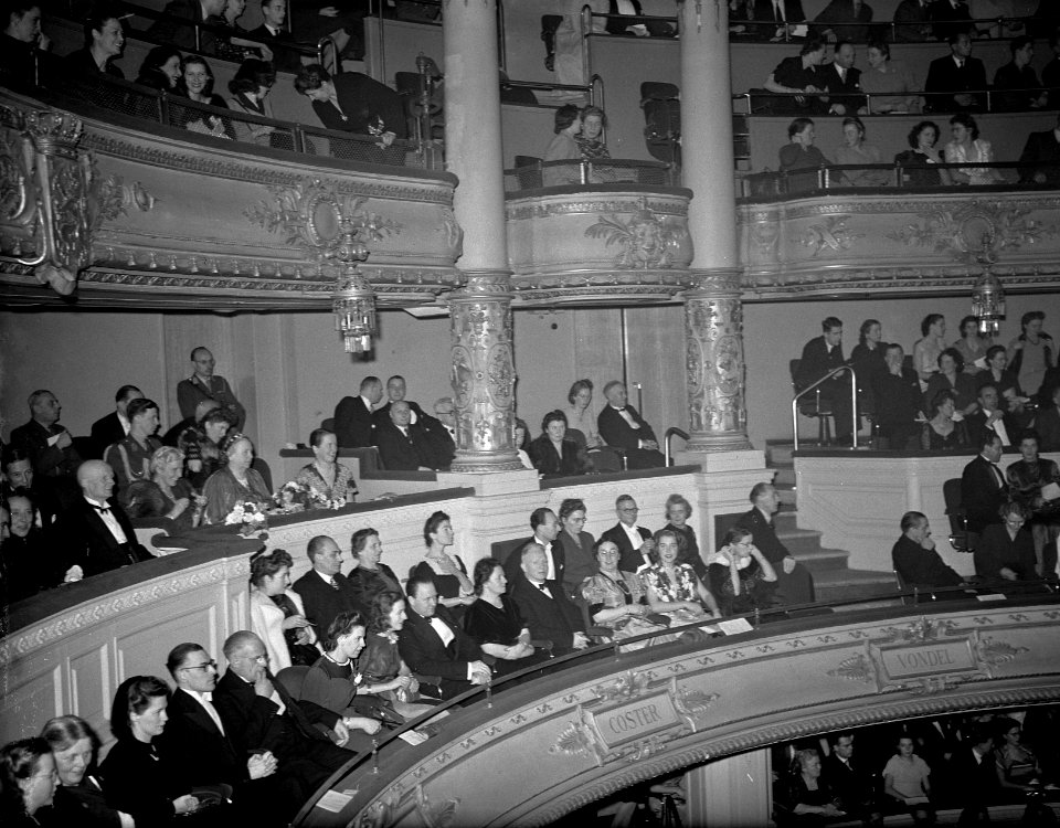 Koningin Wilhelmina is aanwezig bij het nieuwjaarsconcert in de Stadsschouwburg, Bestanddeelnr 902-5312