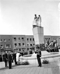 Koningin Juliana onthult in Geleen een beeld van prinses Wilhelmina, Hare Majest, Bestanddeelnr 909-6370