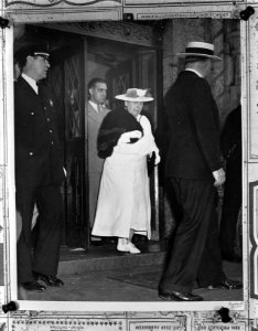 Koningin Wilhelmina verlaat het Nederlands Zeelieden Tehuis in New York City na , Bestanddeelnr 934-7819