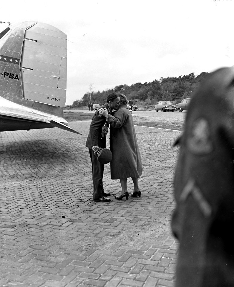 Koningin Juliana omhelst prins Bernhard, Bestanddeelnr 906-7976
