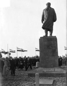 Koningin Juliana onthult het standbeeld van Dr.Ir. Lely te Den Oever, aan de voe, Bestanddeelnr 906-7389