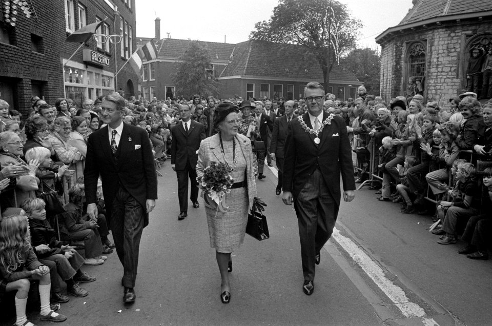 Koningin Juliana bij viering ontzet Alkmaar, historische optocht, koningin Julia, Bestanddeelnr 926-7367