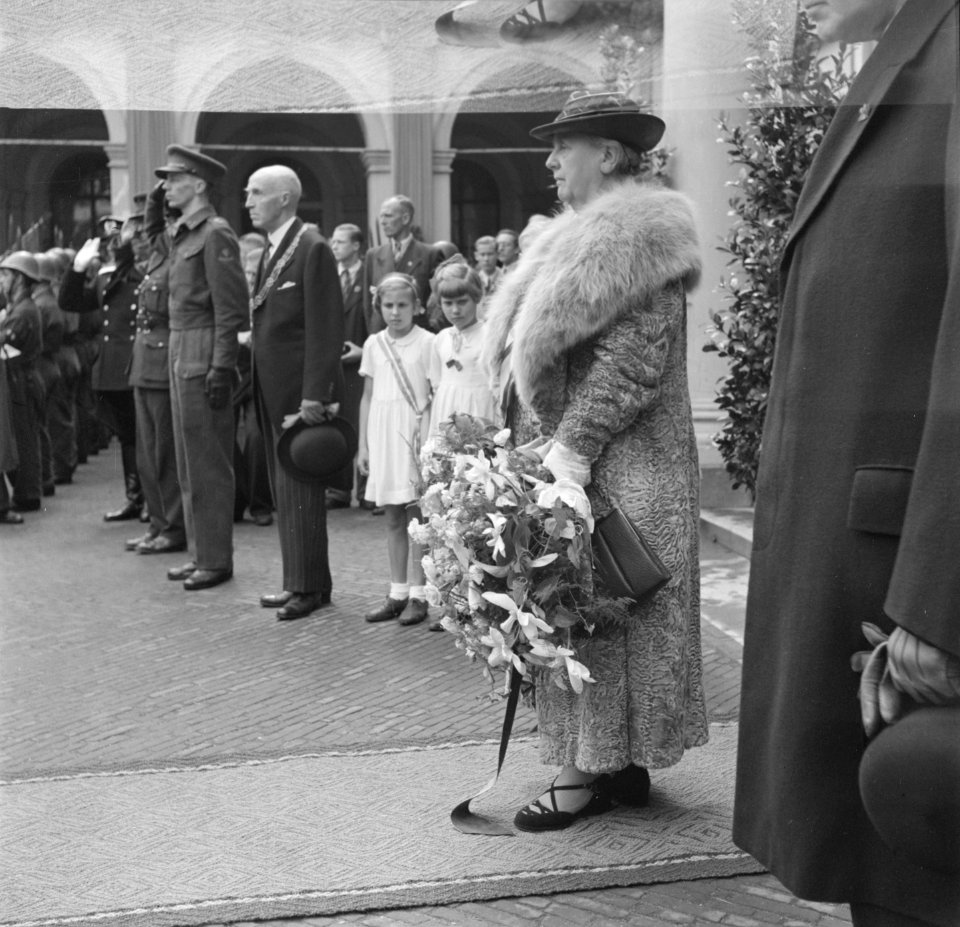 Koningin Wilhelmina voor het bordes van Paleis Noordeinde, Bestanddeelnr 900-5011
