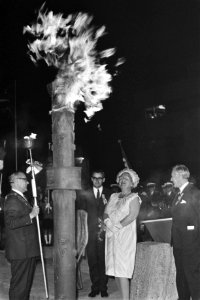 Koningin Juliana ontsteekt in Eindhoven het bevrijdingsvuur vanwege het feit dat, Bestanddeelnr 922-8034