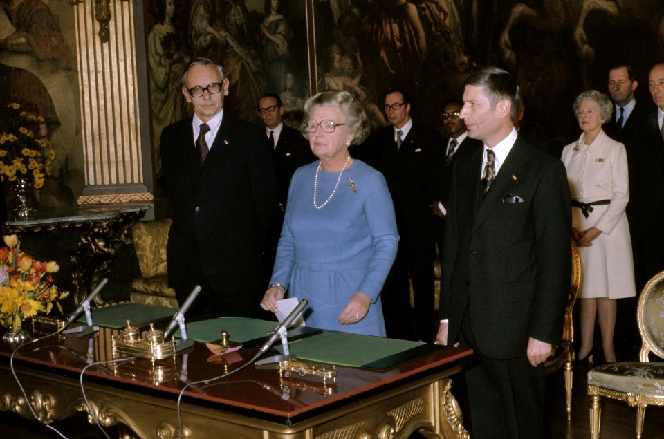 Koningin Juliana ondertekent akte van erkenning van de Republiek Suriname op Hui, Bestanddeelnr 254-9721