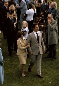 Koninginnedag, defile Soestdijk 1975 Prinses Christina en Jorge Guillermo tusse, Bestanddeelnr 254-9653