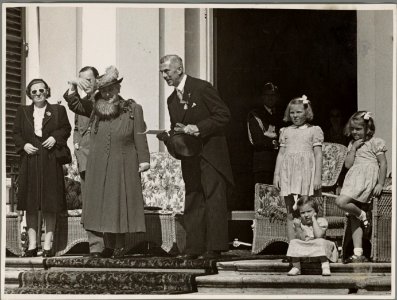 Koningin Wilhelmina viert in gezelschap van het prinselijk gezin haar verjaardag, Bestanddeelnr 012-0236