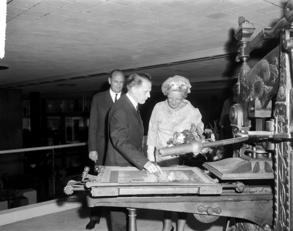 Koningin Juliana bij een oude handpers, Bestanddeelnr 916-8538