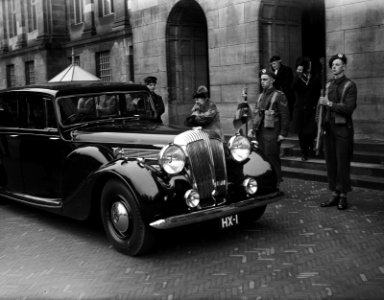 Koningin Wilhelmina verlaat het Koninklijk Paleis op de Dam te Amsterdam, Bestanddeelnr 934-5184