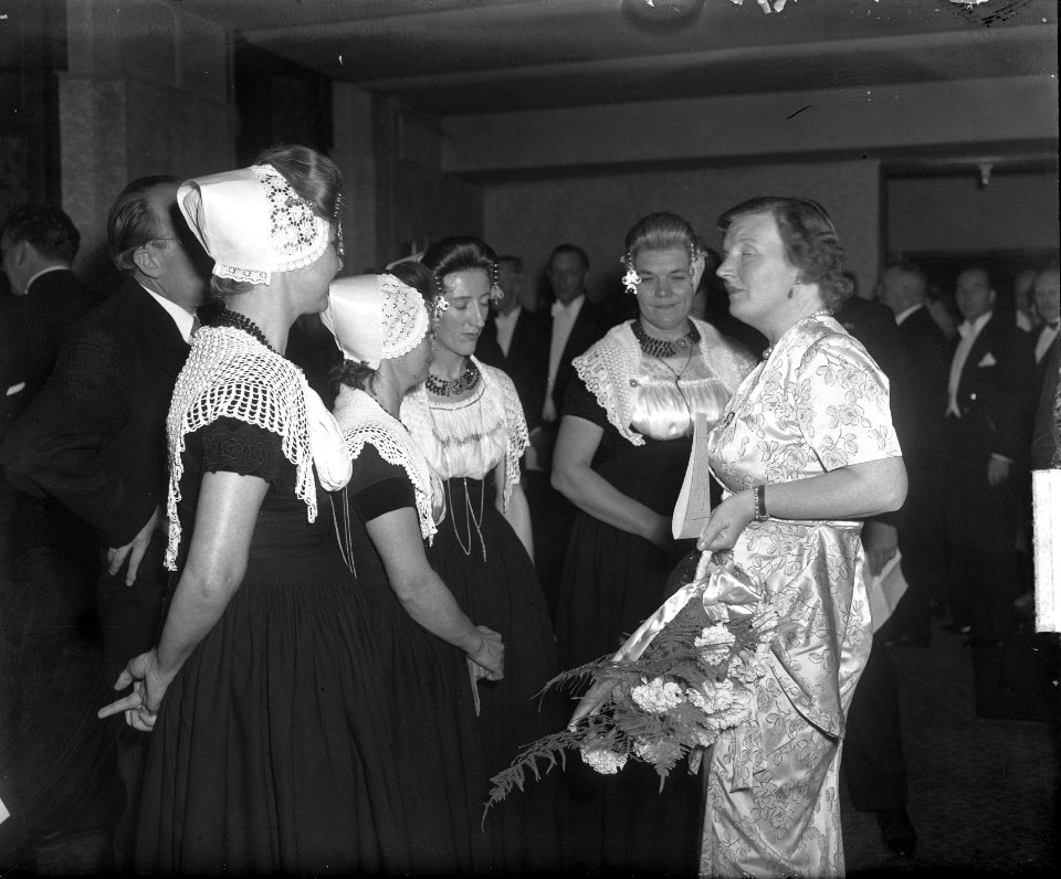 Koningin Juliana bij film 'De Dijk is dicht' in de Passage in Den Haag, Bestanddeelnr 904-2342