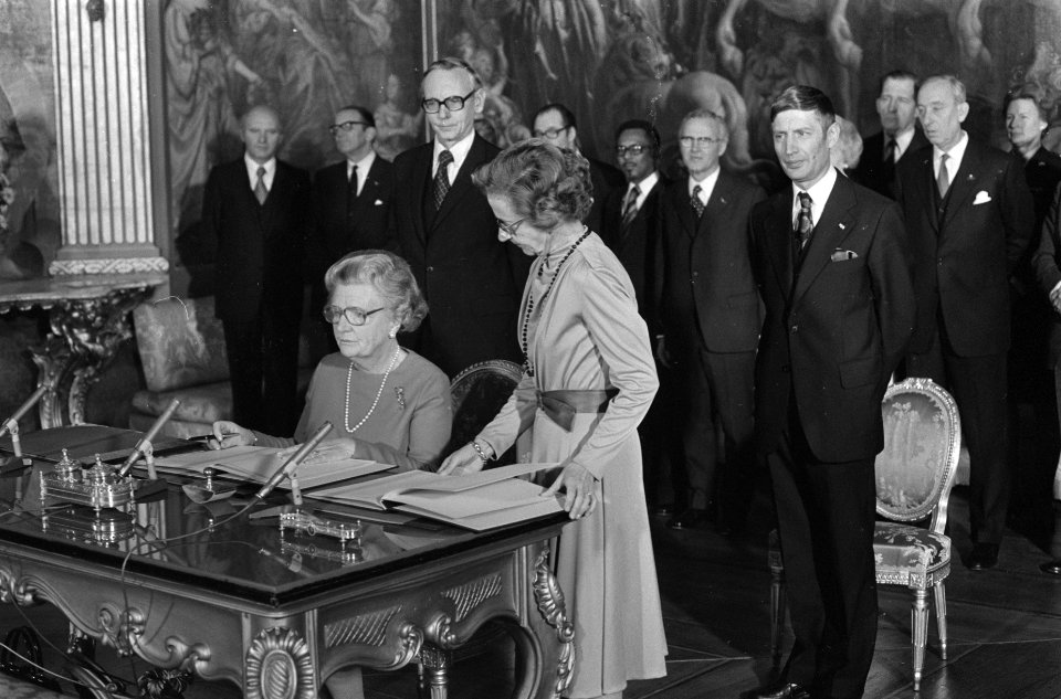 Koningin Juliana ondertekent de akte van erkenning op Huis ten Bosch, Bestanddeelnr 928-2902