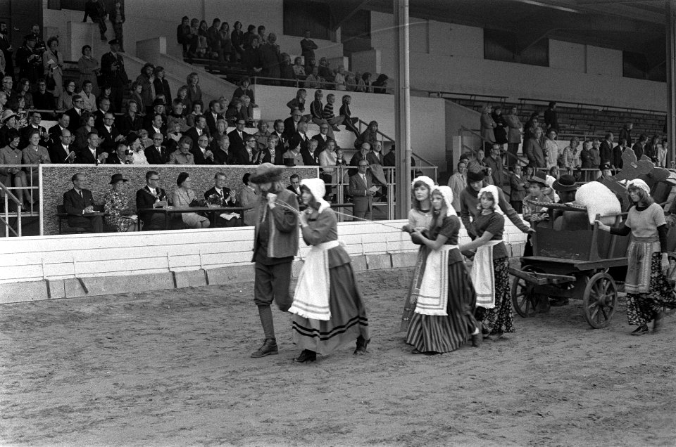 Koningin Juliana bij viering ontzet Alkmaar, historische optocht, koningin Julia, Bestanddeelnr 926-7362