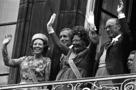 Koninginn Juliana, prins Bernhard, prinses Beatrix en prins Claus op het balkon , Bestanddeelnr 930-4470