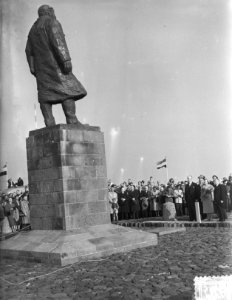 Koningin Juliana onthult het standbeeld van Dr.Ir. Lely te Den Oever, aan de voe, Bestanddeelnr 906-7397