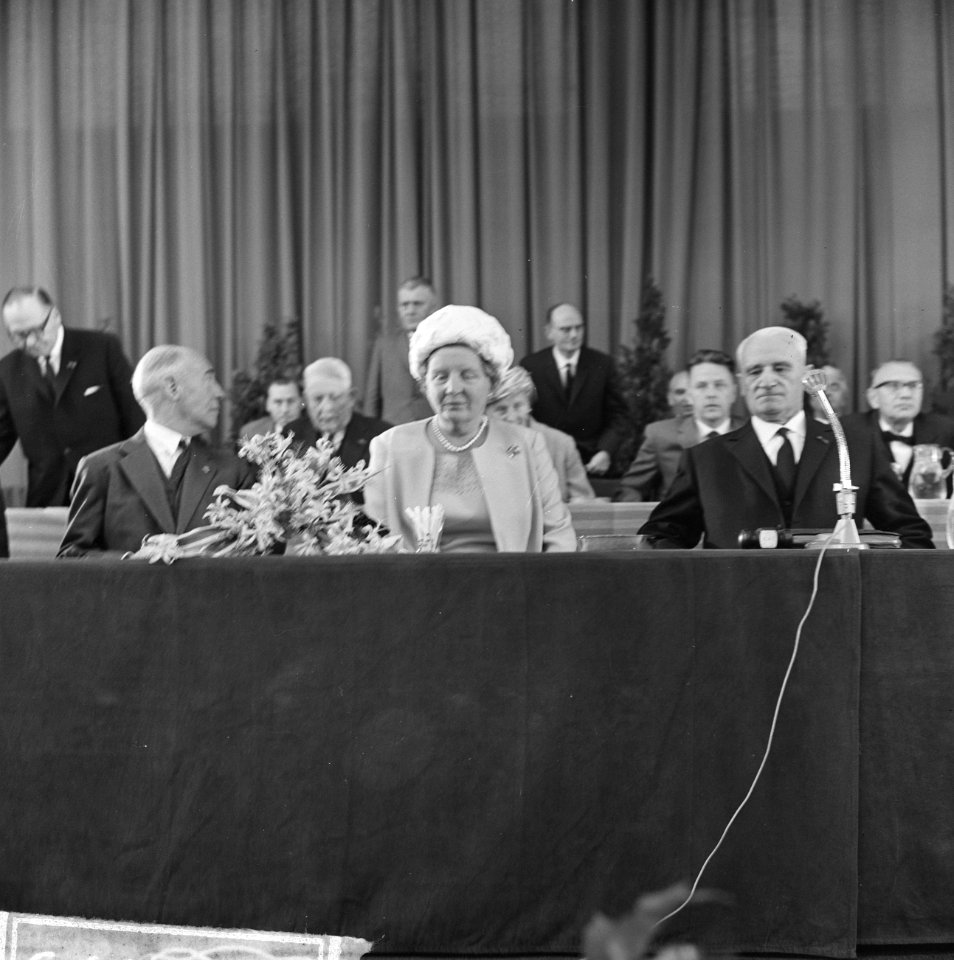 Koningin Juliana bij Nationale Woningraad te Amsterdam in RAI-gebouw ter gelegen, Bestanddeelnr 915-5759