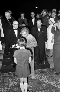Koningin Juliana bij premiere van film De getemde feeks in bioscoop Du Midi te, Bestanddeelnr 920-7398