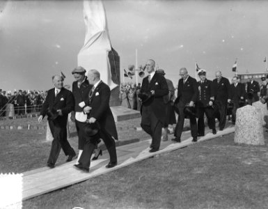 Koningin Juliana onthult het standbeeld van Dr.Ir. Lely te Den Oever, aan de voe, Bestanddeelnr 906-7390