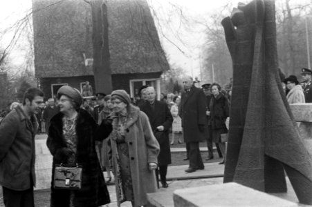 Koningin Juliana onthult te Apeldoorn een monument ter nagedachtenis van de vro…, Bestanddeelnr 925-2367