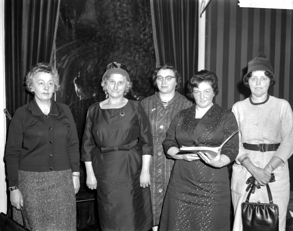 Koningin Juliana ontvangt delegatie van vijf vrouwen in verband met Nieuw-Guinea, Bestanddeelnr 913-6335