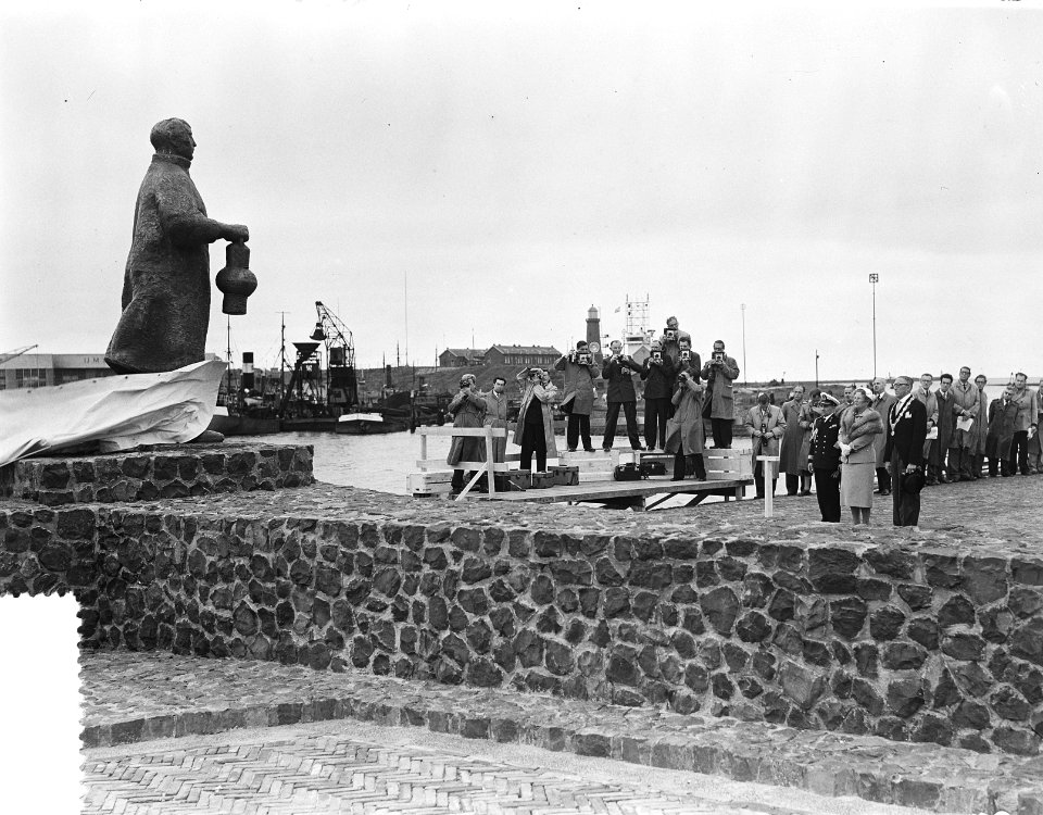 Koningin Juliana onthult het vissersmonument te IJmuiden, Bestanddeelnr 907-2237