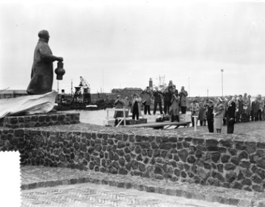 Koningin Juliana onthult het vissersmonument te IJmuiden, Bestanddeelnr 907-2237