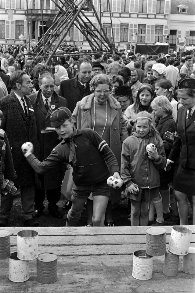 Koninginnedag, defile Soestdijk, koningin Juliana bij padvinders, Bestanddeelnr 923-4873