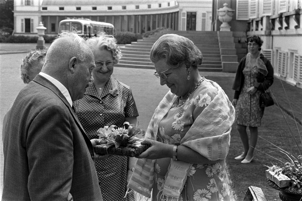 Koningin Juliana ontvangt een geschenk, Bestanddeelnr 923-5997