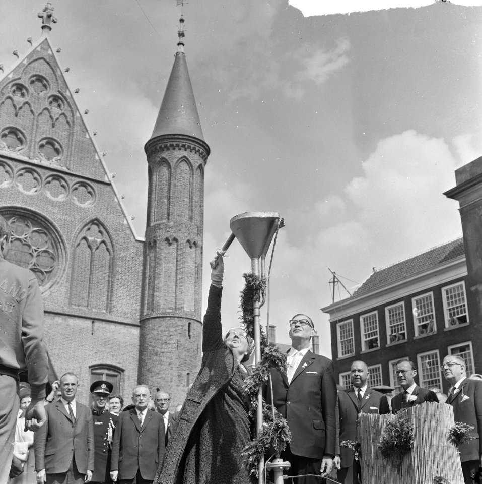 Koningin Juliana ontsteekt de vrijheidsvlam op het Binnenhof met een fakkel, Bestanddeelnr 917-8936