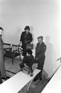 Koningin Juliana bracht bezoek aan centraal opvangcentrum Willem de Zwijger te W, Bestanddeelnr 914-4865
