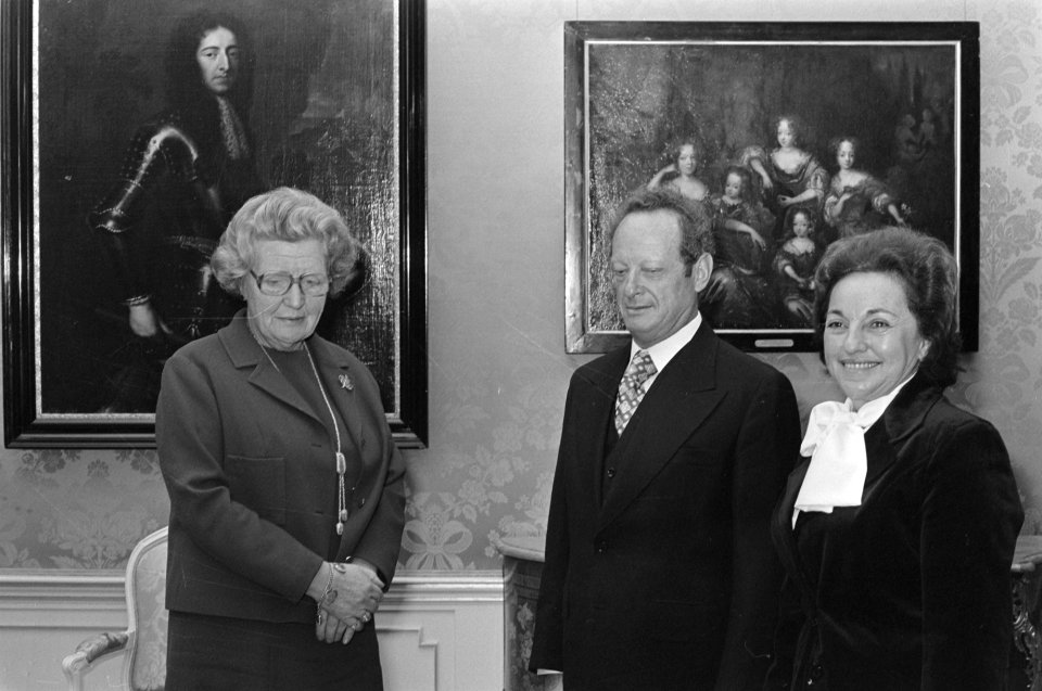 Koningin Juliana ontvangt Allon op Huis ten Bosch v.l.n.r. koningin Juliana , , Bestanddeelnr 928-2632