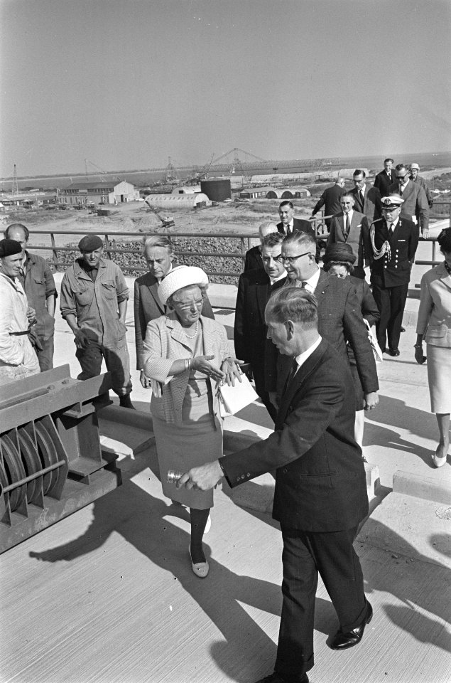 Koningin Juliana boven op het enorme sluizencomplex, Bestanddeelnr 916-8295