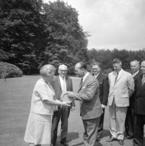 Koningin Juliana ontvangt een delegatie vissers uit Katwijk op paleis Soestdijk , Bestanddeelnr 919-2793