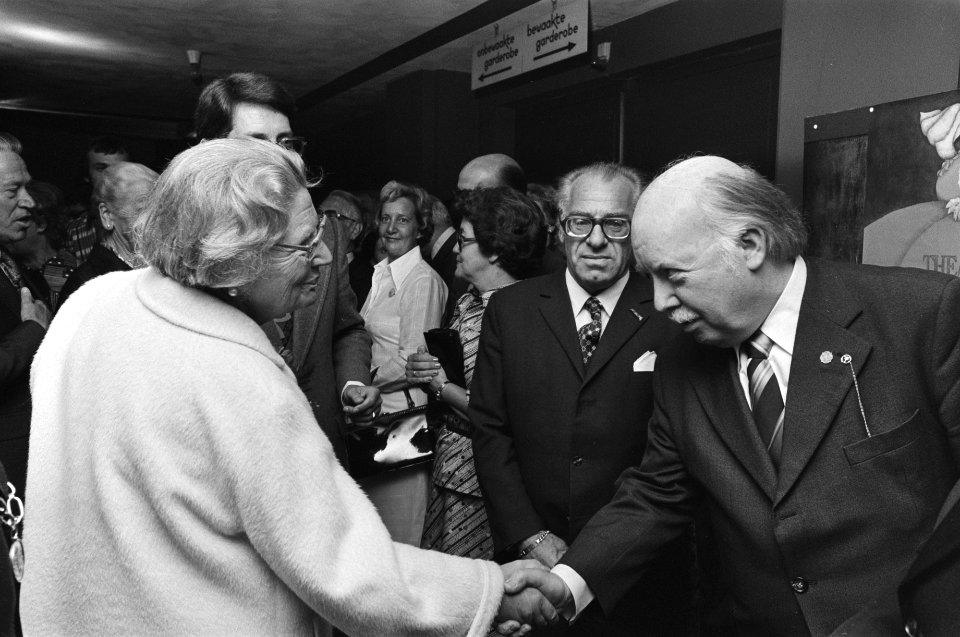Koningin Juliana bij voorstelling in kader van vierde Internationale Landjuweel , Bestanddeelnr 928-6212