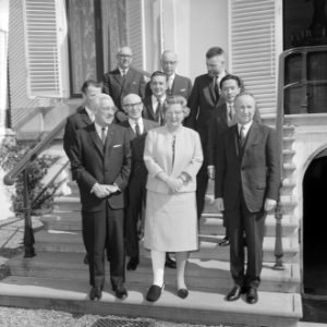 Koningin Juliana ontvangt een delegatie van de buitenlandse persvereniging op Pa, Bestanddeelnr 917-6044