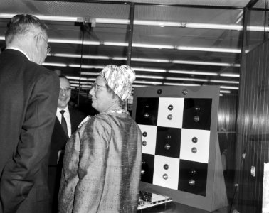 Koningin Juliana bracht bezoek aan Eindhoven, Bestanddeelnr 915-5716