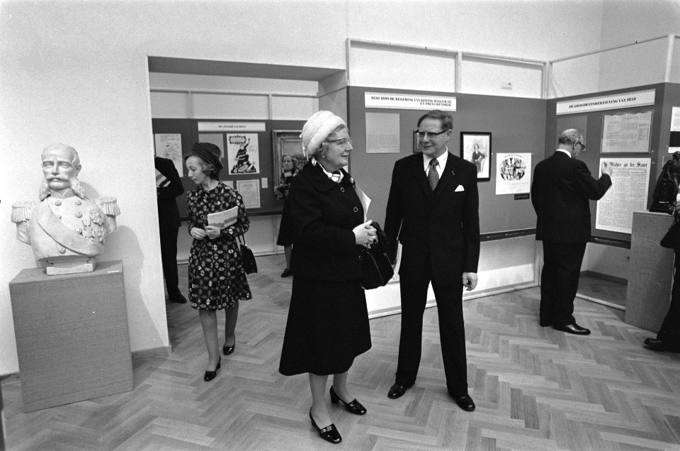 Koningin Juliana op tentoonstelling Luxemburg onder Oranje-Nassau 1815-1890 in, Bestanddeelnr 927-5831