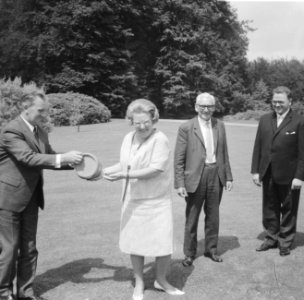 Koningin Juliana ontvangt een delegatie vissers uit Katwijk op paleis Soestdijk , Bestanddeelnr 919-2794