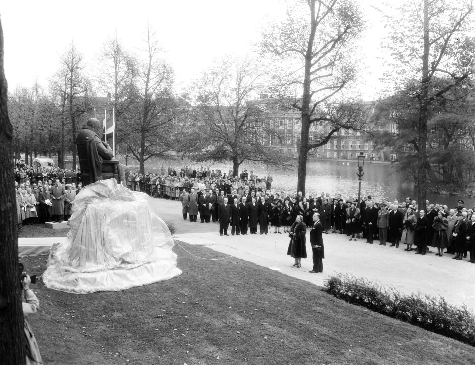 Koningin Juliana onthult een standbeeld Johan van Oldenbarneveldt in Den Haag, Bestanddeelnr 906-7863