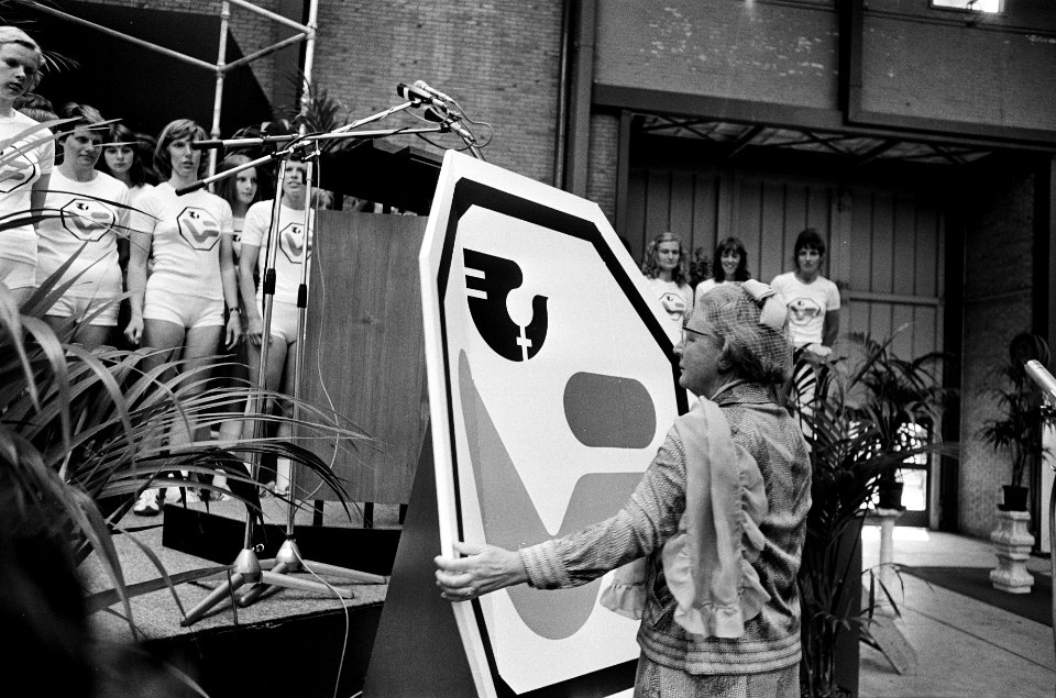 Koningin Juliana onthult het embleem van de Emancipade, Bestanddeelnr 927-9376